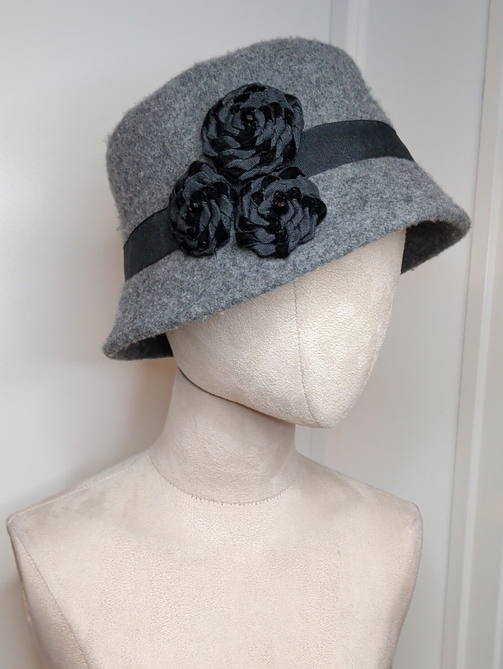 Y2K Nine West Gray Wool Cloche Hat with Black Floral Trim Bucket Style SZ M